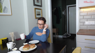 Жена контролирует анальный секс мужа с горничной