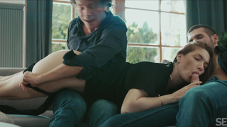 Девушка и два парня: страстное порно видео с двойным проникновением
