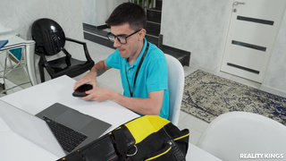 Реальное порно видео с развратной блонди