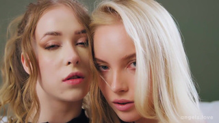 Две малышки страстно облизывают член