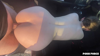 Секс в машине с молодой девушкой с большими сиськами