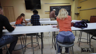 Секс видео студентки с однокурсником на публике