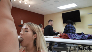 Секс видео студентки с однокурсником на публике