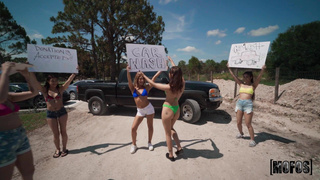 Секс на публике в купальнике: страстный минет и мытье машины