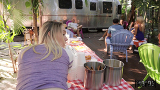 Страстный секс на природе: дикий анал в розовую киску