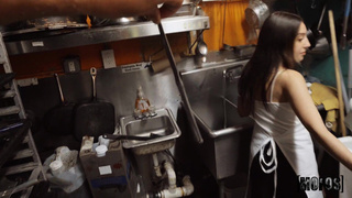 Горячее порно видео: кухонный беспредел и жесткий трах на столе