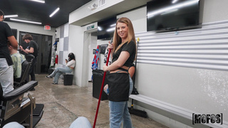 Сотрудница барбершопа делает минет клиенту на работе – эксклюзивное порно видео