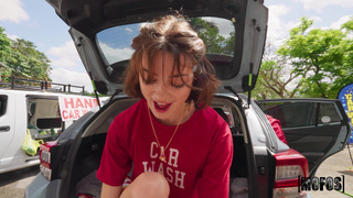 Секс с автомойщицей при всех – страстный трах на рабочем месте