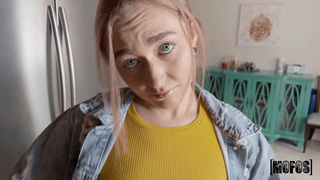 Голубоглазая красотка в страстном минете в бассейне и жестком анале