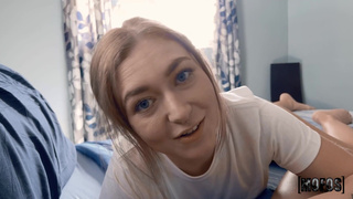 Голубоглазая красотка в страстном минете в бассейне и жестком анале