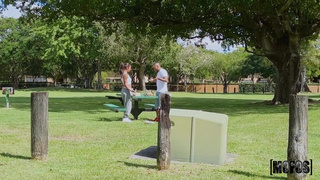 Брюнетка изменяет парню в машине и спальне с незнакомцем