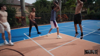 Секс на улице скрытно от друзей - смотреть онлайн