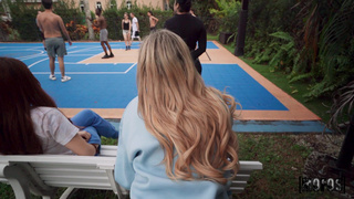 Секс на улице скрытно от друзей - смотреть онлайн