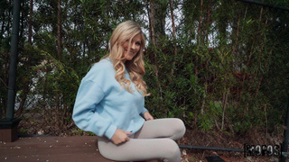 Секс на улице скрытно от друзей - смотреть онлайн