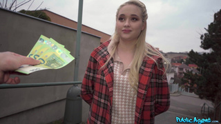 Смотреть онлайн: развратная блондинка в Праге дрочит и трахается