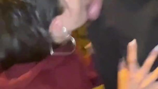 Горячее порно видео с минетом в общественном месте