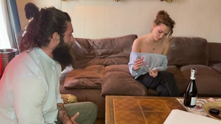 Порно онлайн: доминирующая девушка наслаждается спермой после миньета