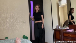 Жаркое видео: соседка лижет жопу и доминирует в постели