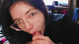 Секс видео с одноклассницей - страстный минет еще одетому парню