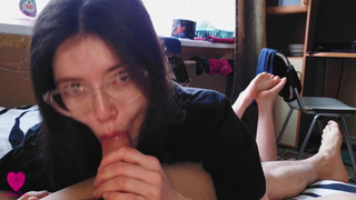 Секс видео с одноклассницей - страстный минет еще одетому парню