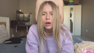 Аллинике лень снимать трусики - парень трахает ее через белье