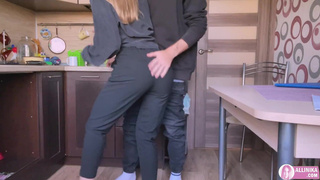 Секс видео: оральные удовольствия под столом