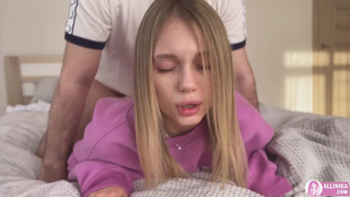 Молодая пара в страстном сексе на кровати