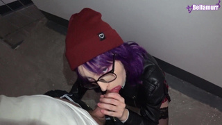 18-летняя студентка с фиолетовыми волосами жестко трахается в подъезде