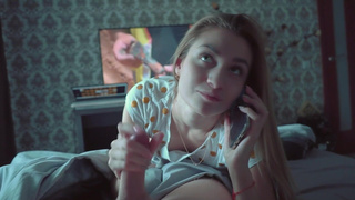 Секс видео: сестра сосет член брата пока мама не видит