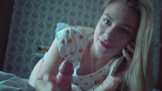 Секс видео: сестра сосет член брата пока мама не видит