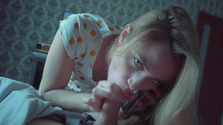 Секс видео: сестра сосет член брата пока мама не видит