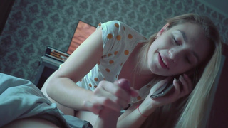 Секс видео: сестра сосет член брата пока мама не видит