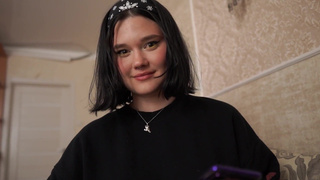 Жена у телека, а лучшая подруга сосет - порно видео с женой и подругой