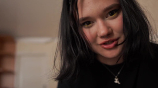 Жена у телека, а лучшая подруга сосет - порно видео с женой и подругой