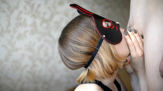 Блондинка в маске сладко сосет и получает горячую сперму на грудь