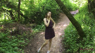 Кареглазая My Little Betsy страстно кончает на волосы в лесу