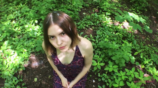 Кареглазая My Little Betsy страстно кончает на волосы в лесу