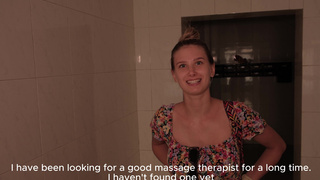 Эротический массаж снял боль в спине у страпоной соседки