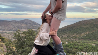 Дикий лесной секс на природе с красивой девушкой