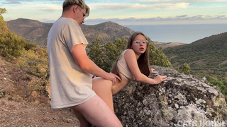 Дикий лесной секс на природе с красивой девушкой