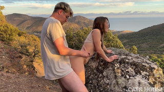 Дикий лесной секс на природе с красивой девушкой