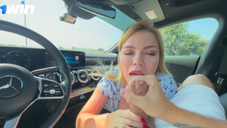 Секс в машине с развратной шлюхой