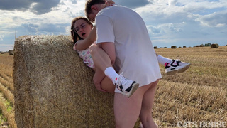 Секс на сеновале: страстное порно видео CatsHouse смотреть онлайн