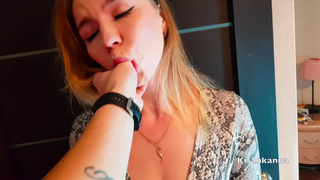 Сочный оральный секс с брызгами слюны