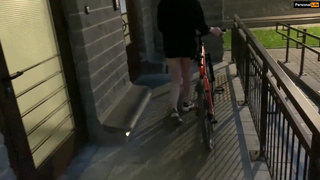 Секс с незнакомкой в подъезде после велопрогулки - домашнее порно видео