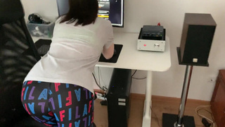 Сводная сестра соблазняет и пробует сперму на вкус - страстное порно видео