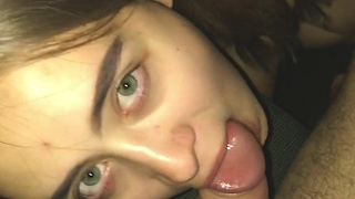 Страстный минет от сестры пока парень в ноуте