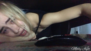 Соседка застряла под диваном – горячая помощь в откровенном порно видео