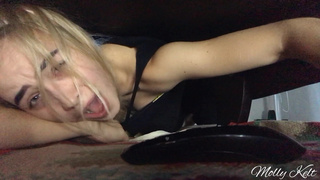 Соседка застряла под диваном – горячая помощь в откровенном порно видео