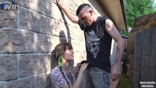 Страстное порно видео с соседом на природе